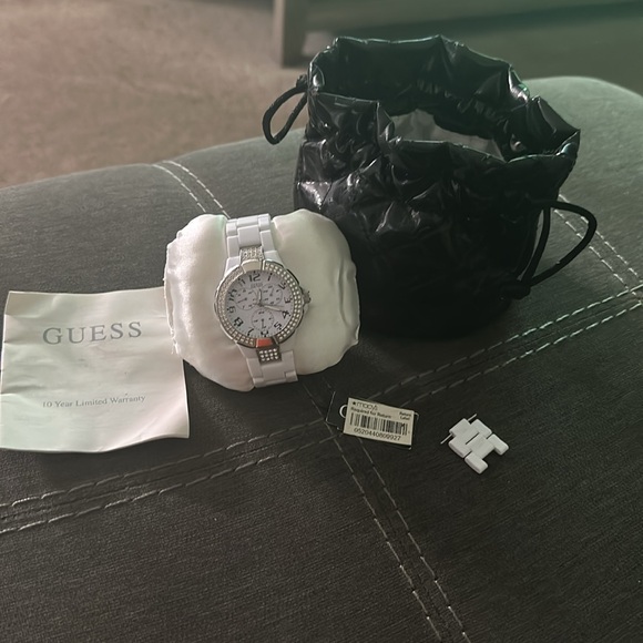 White Guess watch - Picture 3 of 3